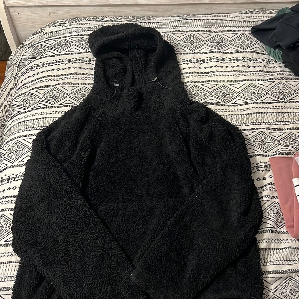 selling because i don’t wear anymore. size: M, very comfy and no stains.